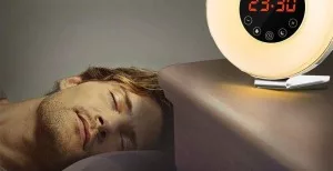 chico-durmiendo-hasta-que-suene-el-despertador-solar
