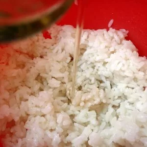 echando-vinagre-de-arroz