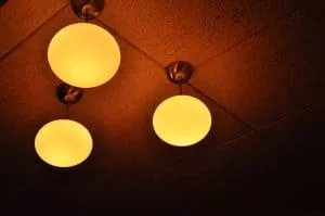 lamparas-amarillas-que-dan-ambiente-calido