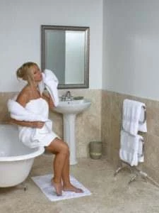 mujer-secandose-despues-de-la-ducha-con-toallas