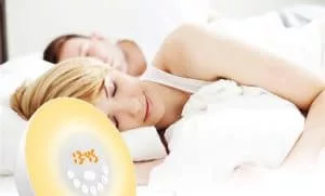 pareja-en-la-cama-con-despertador-solar