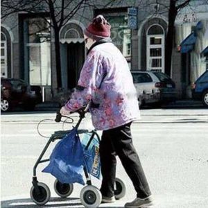 personas-mayores-usando-andador-para-ancianos
