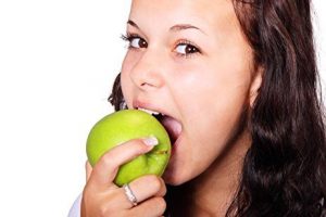 chica-comiendo-una-manzana-verde