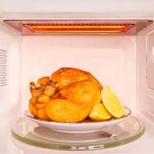 pollo-asado-y-crujiente-hecho-en-microondas-con-grill