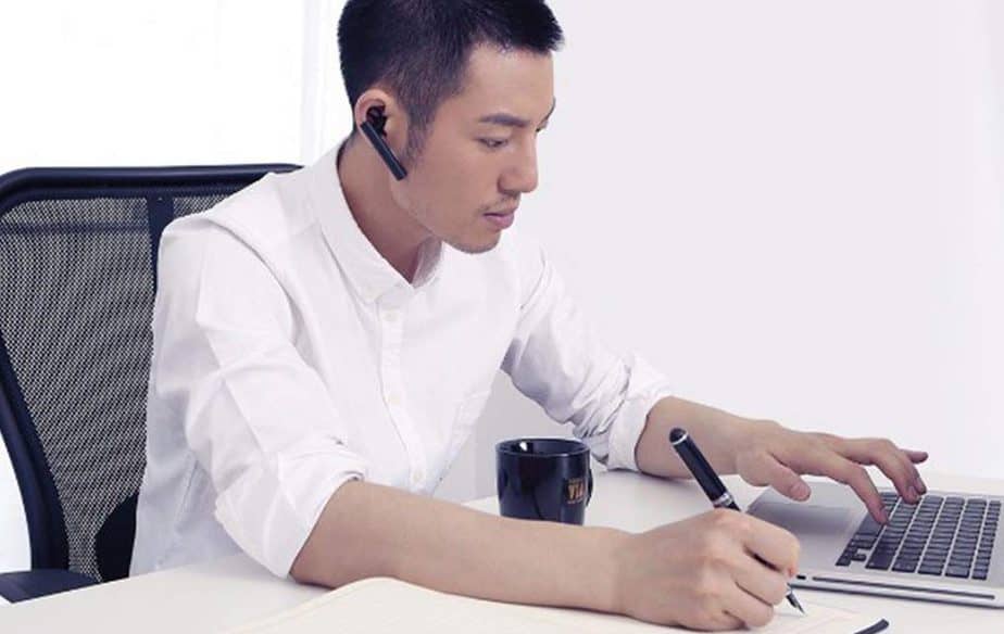 chico-usando-auriculares-xiaomi-en-el-trabajo