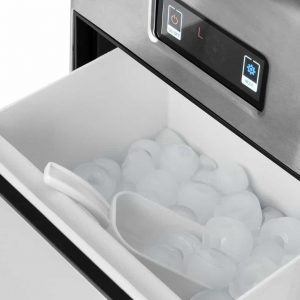 cubitos de hielo en una maquina de hielo