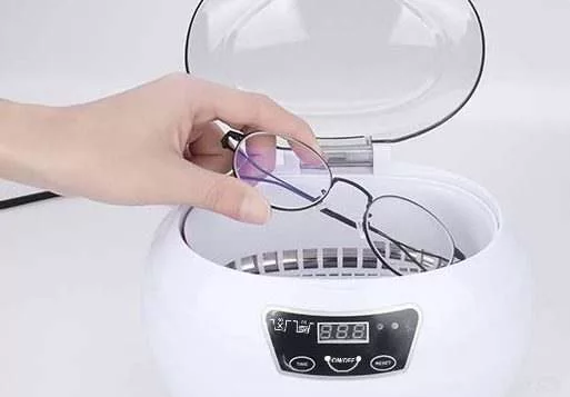 limpieza de gafas en máquina de limpieza por ultrasonidos