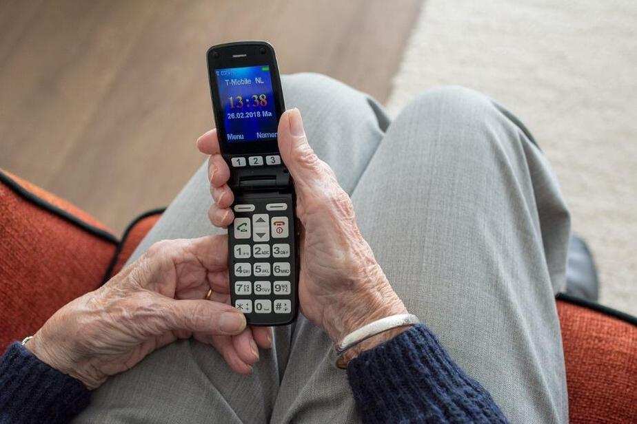 persona mayor usando móvil con tapa